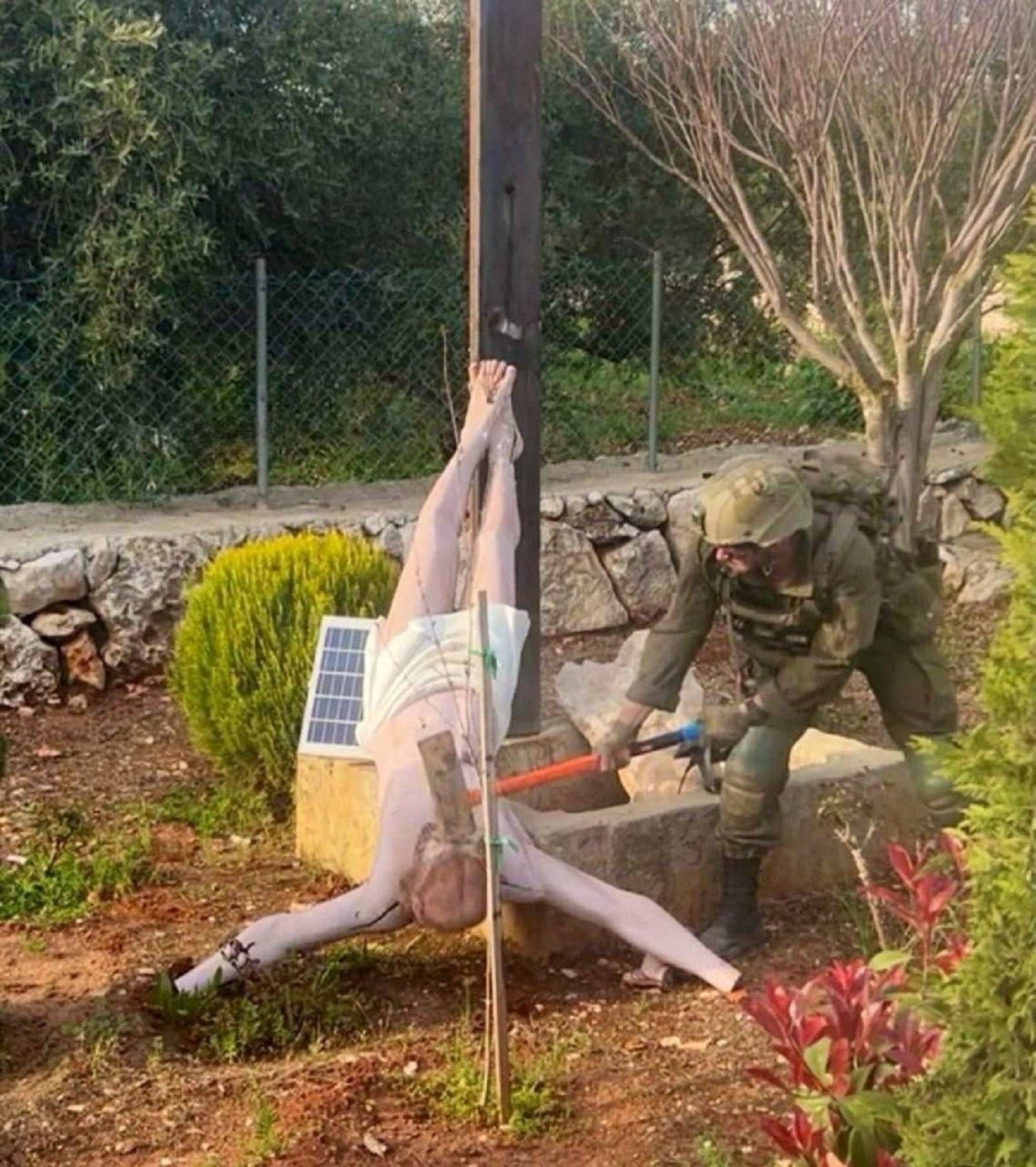 Estátua de Cristo destruída no Líbano por soldado israelita