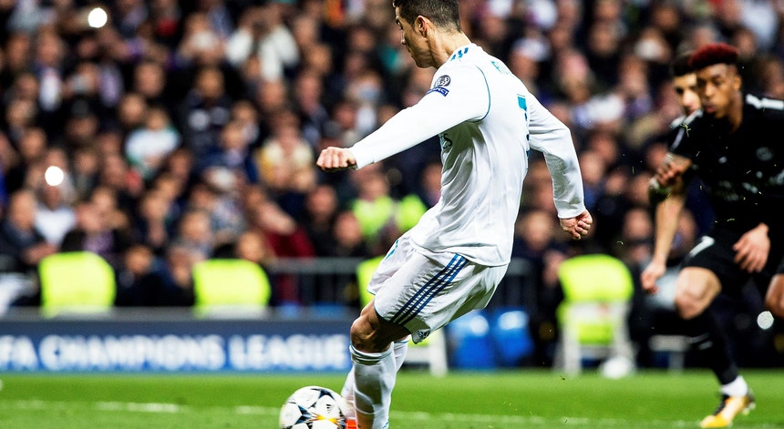 Cristiano Ronaldo no momento em que pontapeia a bola

