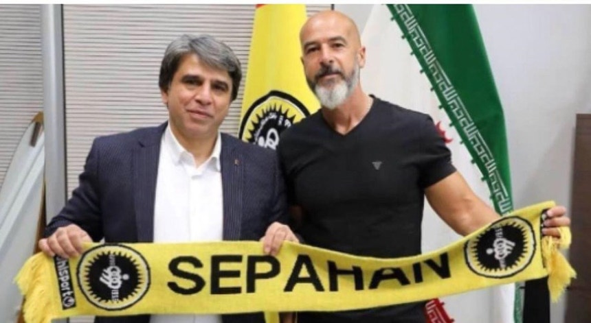 Vasco Évora, à direita na foto, acaba de assinar contrato com o Sepahan, do Irão

