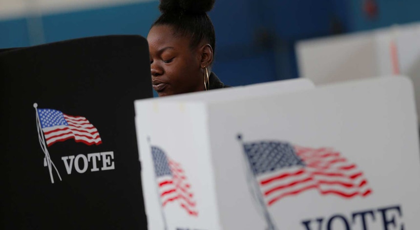 Uma eleitora vota nas eleições presidenciais dos EUA em 2016
