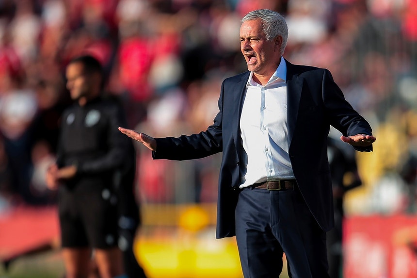 Imagem de Mourinho vai estar no banco no Benfica-Vitória de Guimarães
