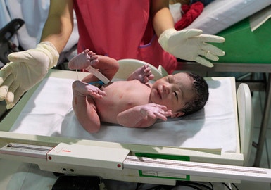 Bebé nascido nas Filipinas e assinalado como um dos possíveis a marcar a chegada da população mundial a sete mil milhões
