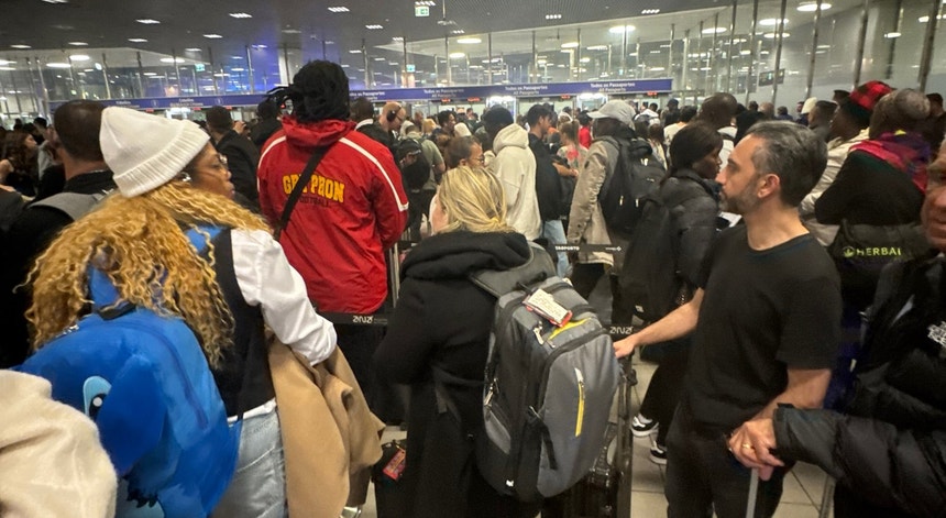 Imagem de Aeroporto de Lisboa. Passageiros esperam horas no controlo de fronteiras
