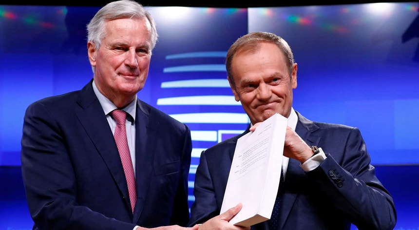 Momento em que Michel Barnier entrega o documento do acordo do Brexit ao presidente do Conselho Europeu
