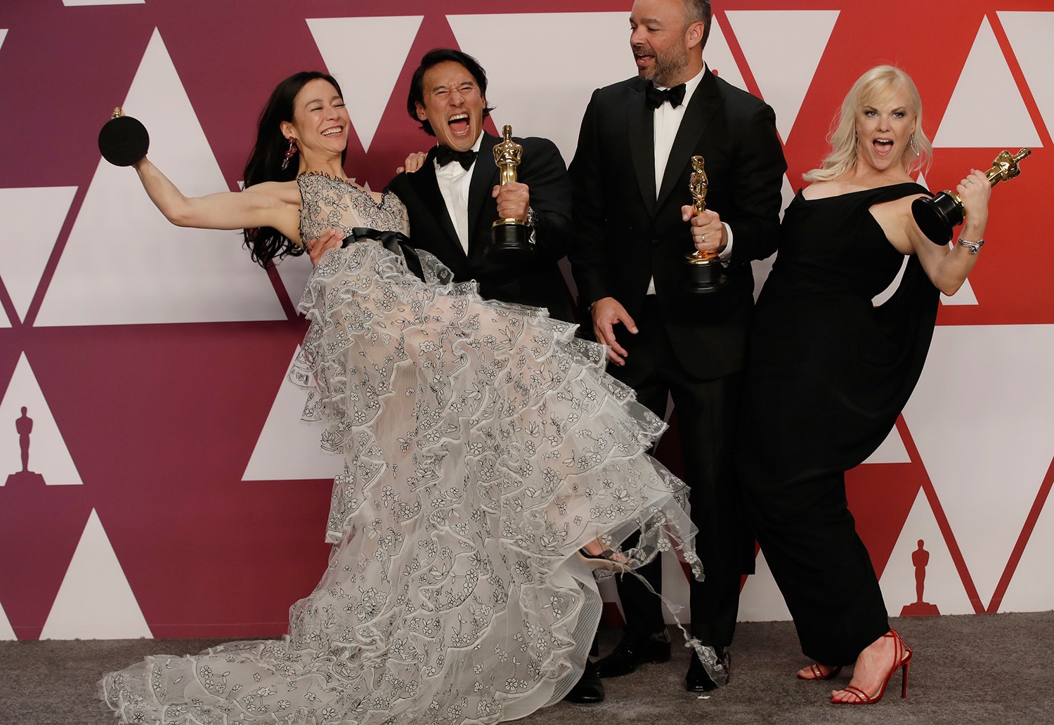   Elizabeth Chai Vasarhelyi, Jimmy Chin, Evan Hayes e Shannon Dill comemoram o pr&eacute;mio /Mike Segar - Reuters 