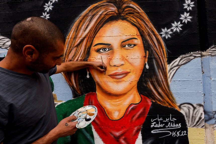 Um mural de Shireen Abu Akleh pintado na cidade de Nazaré
