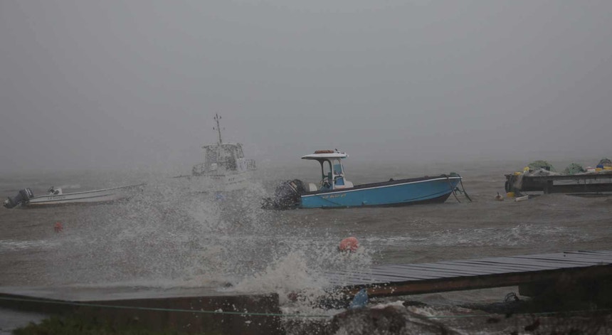 Barcos presos no porto à aproximação do furacão maria de Guadaloupe em 18 de setembro de 2017
