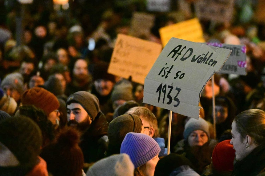 "Votar na AfD é tão 1933", lê-se num cartaz durante um protesto contra o partido de extrema-direita, a 16 de janeiro, em Colónia, na Alemanha. 
