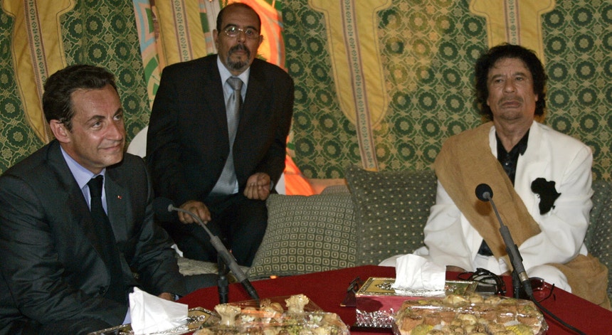 Nicolas Sarkozy e Muammar Gaddafi estiveram reunidos no Palácio Bab Aziza, em Tripoli, em julho de 2007
