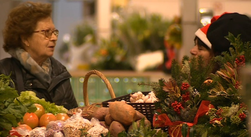 Imagem relacionada com a notícia: Coimbra. Últimas compras de Natal no mercado D. Pedro V