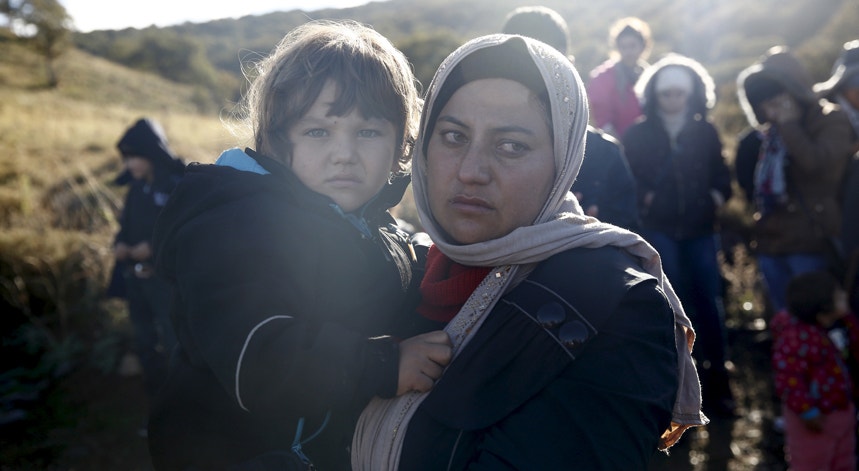 Dois meses depois dos 14 Estados membros terem ajustado em reinstalar 160 mil refugiados, grande parte continua nos centros de acolhimento e registo em Itália e na Grécia
