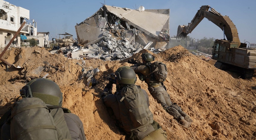 Israel ataca "por terra, mar e ar". Guerra na Faixa de Gaza soma 90 dias e mais de 22.300 mortos