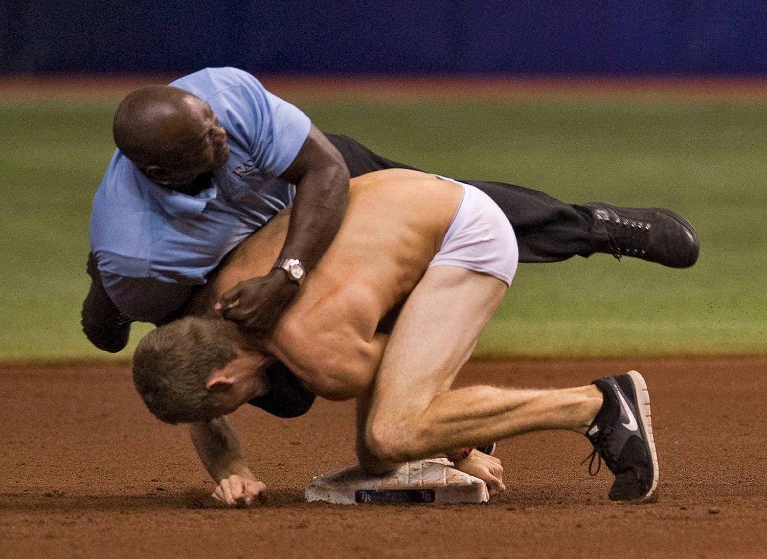  O invasor tentou roubar a segunda base do campo de basebol em 2013 /Steve Nesius Reuters 