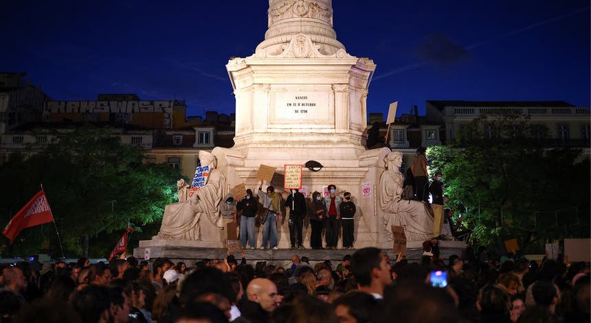 Manifestantes decidiram pernoitar no Rossio esta quarta-feira apesar dos alertas da PSP