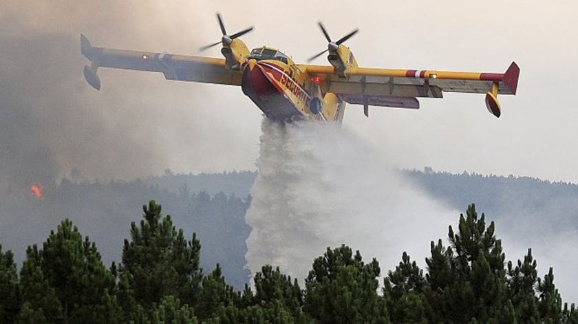 Bediener aus fünf Ländern trainieren, um ländliche Brände zu bekämpfen