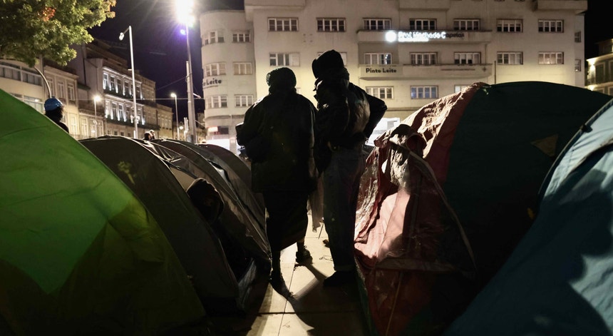 Manifestantes no Porto convidam Pedro Duarte a juntar-se à assembleia popular
