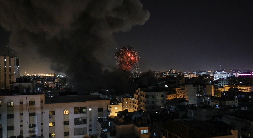 A aviação israelita alvejou, durante a noite, dezenas de edifícios em Gaza, incluindo a Al-Aqsa TV do Hamas
