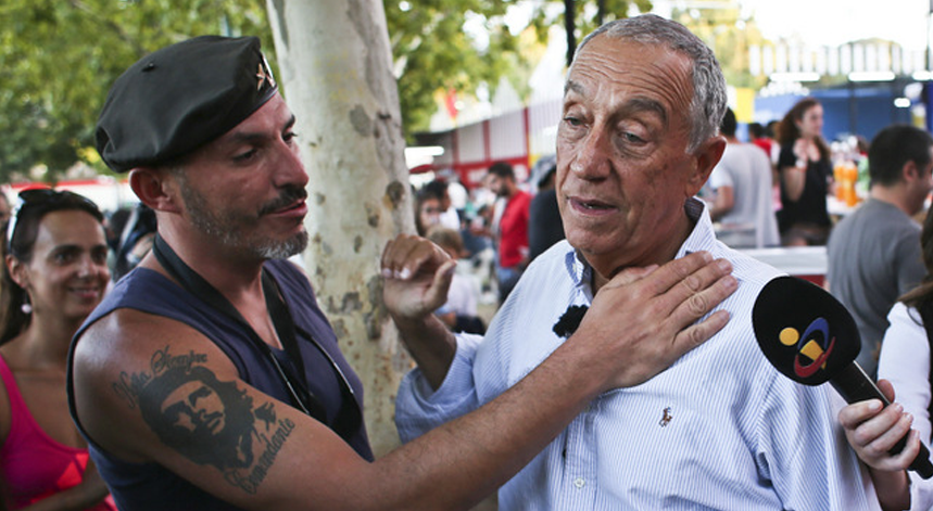 Marcelo Rebelo de Sousa é cumprimentado por um militante do Partido Comunista Português, durante a sua visita à Festa do Avante na Quinta da Atalaia, a 05 de setembro de 2015
