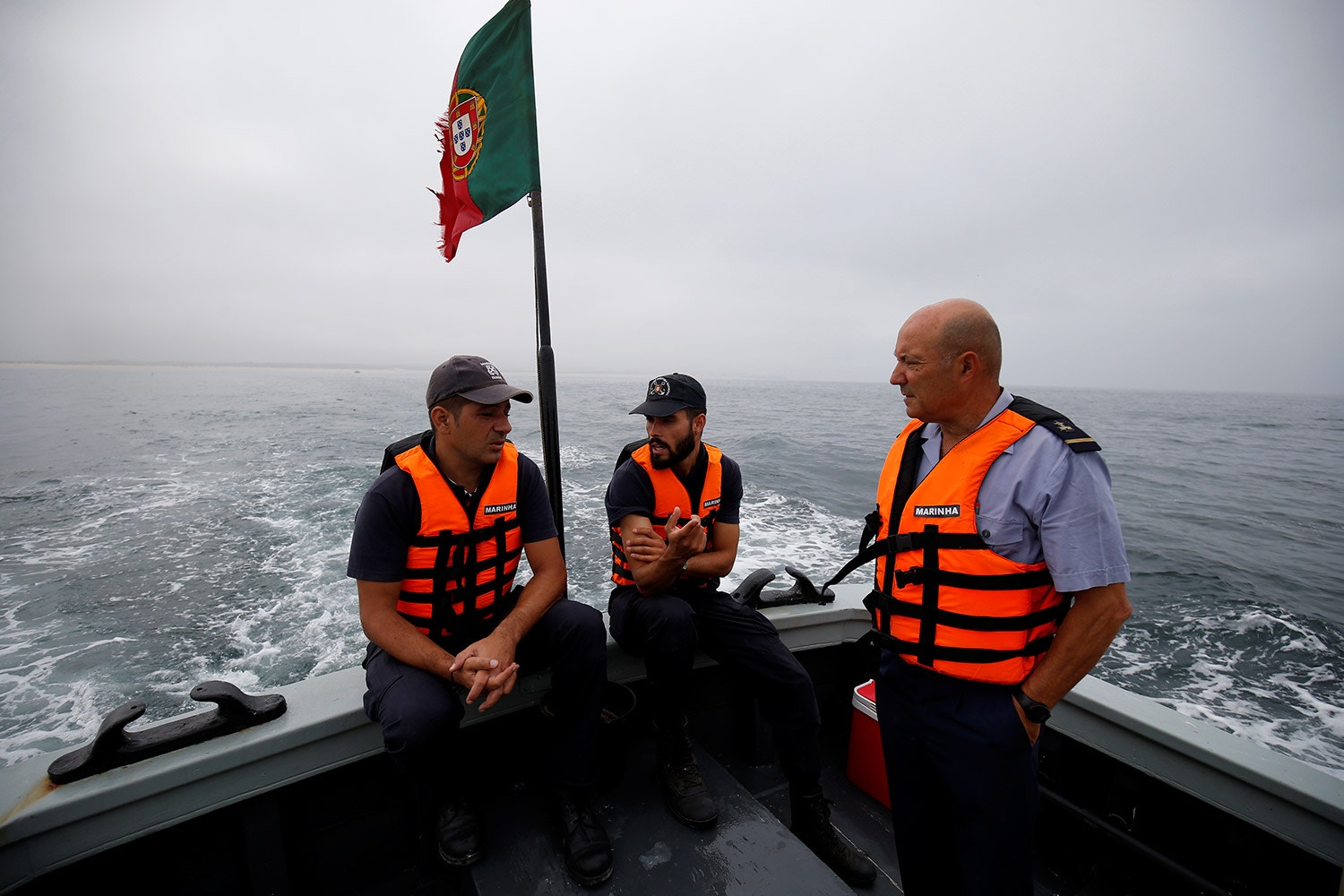  A bordo viajam os homens que v&atilde;o cumprir a sua rota&ccedil;&atilde;o no farol de Peniche / Foto: Rafael Marchante - Reuters 