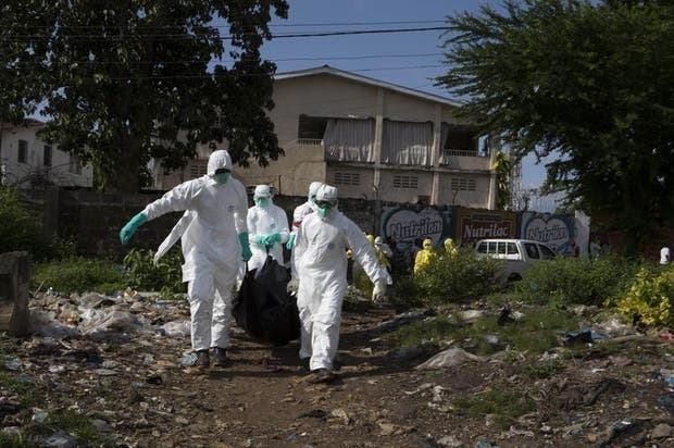 Enterro de vitima de Ebola em Freetown a 28 de set 2014 (foto: Reuters) Enterro de vitima de Ebola em Freetown a 28 de set 2014 (foto: Reuters)