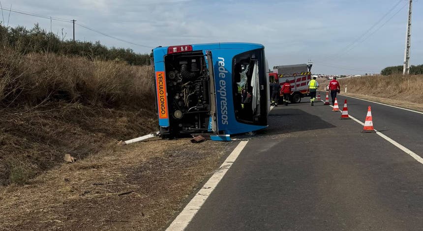 Imagem de Despiste de autocarro no concelho de Beja provoca um morto e dois feridos graves