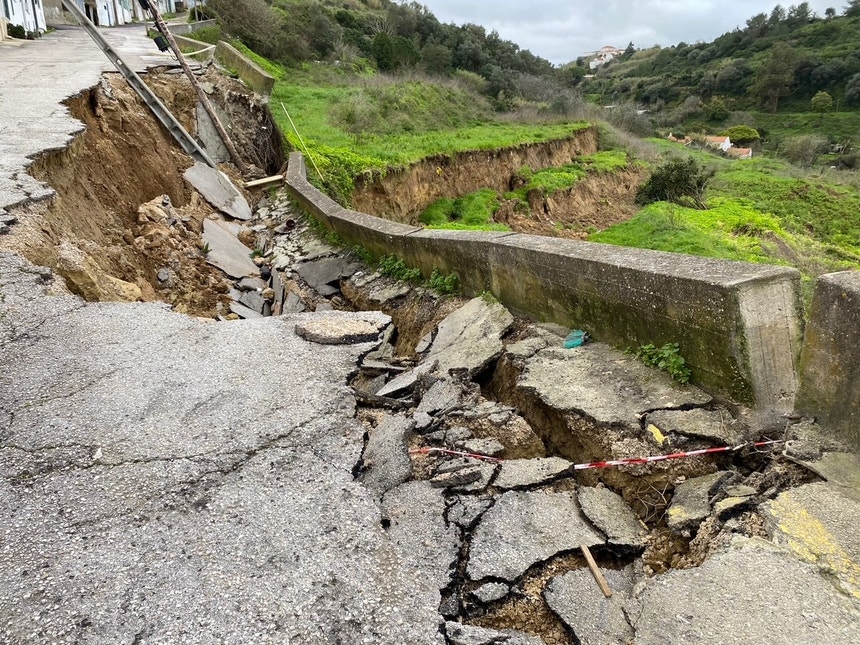 Imagem de Dezassete casas em risco na Costa da Caparica