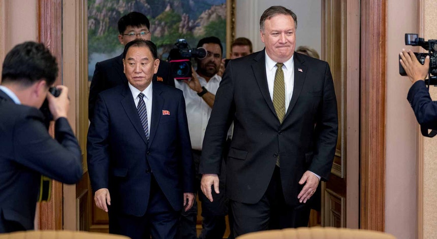 O secretário de Estado norte-americano Mike Pompeo com Kim Yong-choi, "número dois" do líder norte-coreano. Ao contrário do que aconteceu em abril e em maio, o chefe da diplomacia norte-americana não foi recebido por Kim Jong-un
