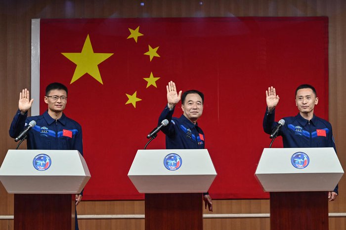 Gui Haichao (na esquerda), astronauta civil, conduzirá testes científicos durante a missão; Jing Haipeng (centro) e Zhu Yangzhu também viajarão à estação Tiangong
