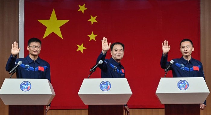 Gui Haichao (na esquerda), astronauta civil, conduzirá testes científicos durante a missão; Jing Haipeng (centro) e Zhu Yangzhu também viajarão à estação Tiangong
