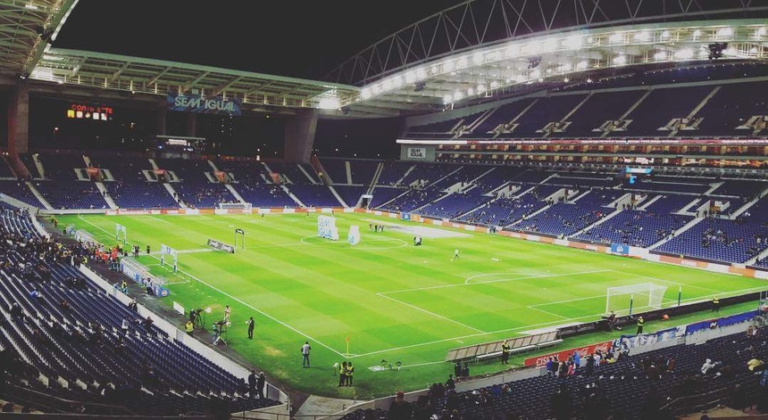 O Estádio do Dragão recebe o FC Porto-Sporting a uma sexta-feira
