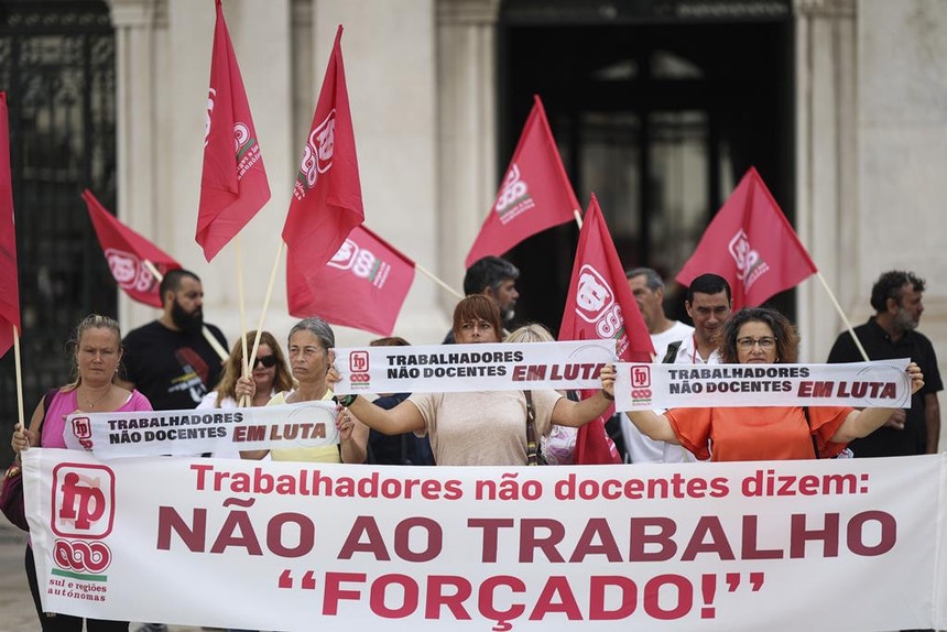 Os trabalhadores não docentes fazem greve esta segunda-feira
