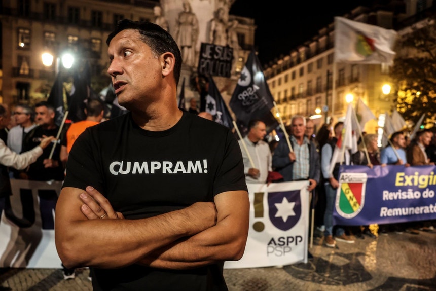 Imagem de PSP e GNR em protesto. Forças de segurança a caminho da residência do primeiro-ministro