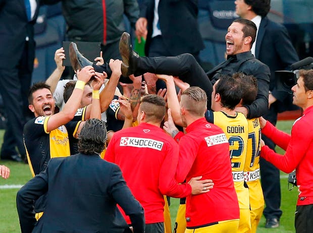 Depois de festejar um título de campeão espanhol como jogador, Simeone festejou enquanto treinador - Gustau Nacarino - REUTERS
