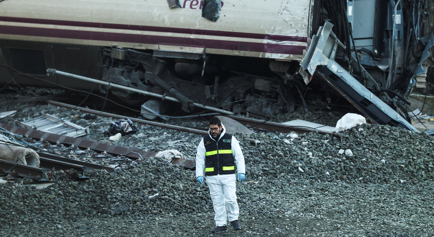 Imagem de Subiu para 41 o número de mortos após acidente ferroviário em Espanha
