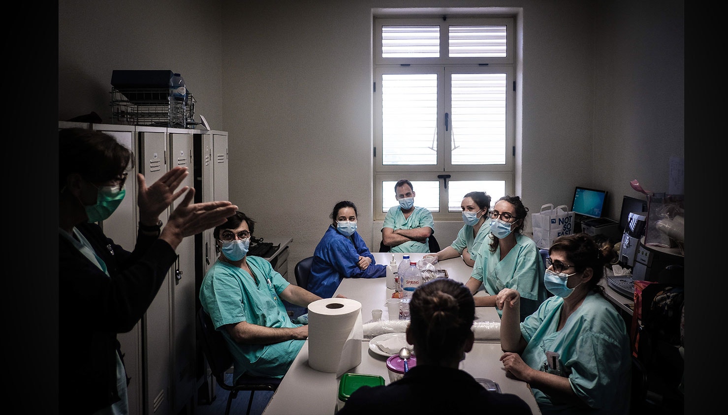  Enfermeiros conversam durante uma pausa para refei&ccedil;&atilde;o, na Unidade de cuidados intensivos. / M&aacute;rio Cruz - Lusa 