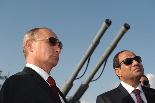 Sisi (à dir.), recebendo o seu homólogo russo Vladimir Putin
