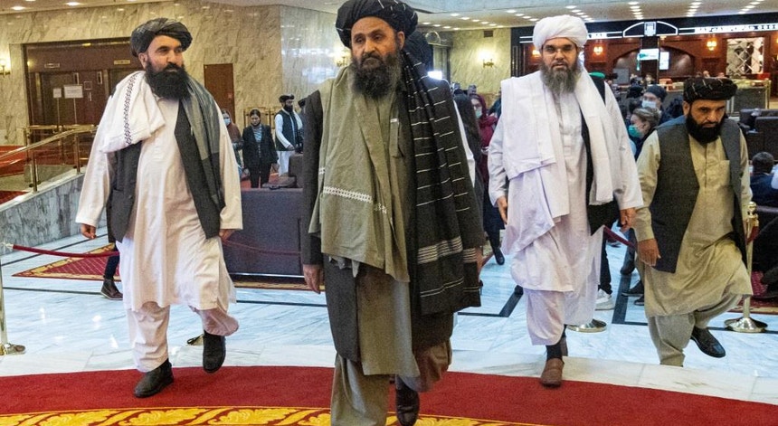 O Mullah Abdul Ghani Baradar lidera o braço político dos jihadistas e a equipa de negociação que está sedeada em Doha, que visa alcançar um acordo que possa conduzir ao cessar-fogo. O processo não obteve avanços significativos nos últimos meses. 
