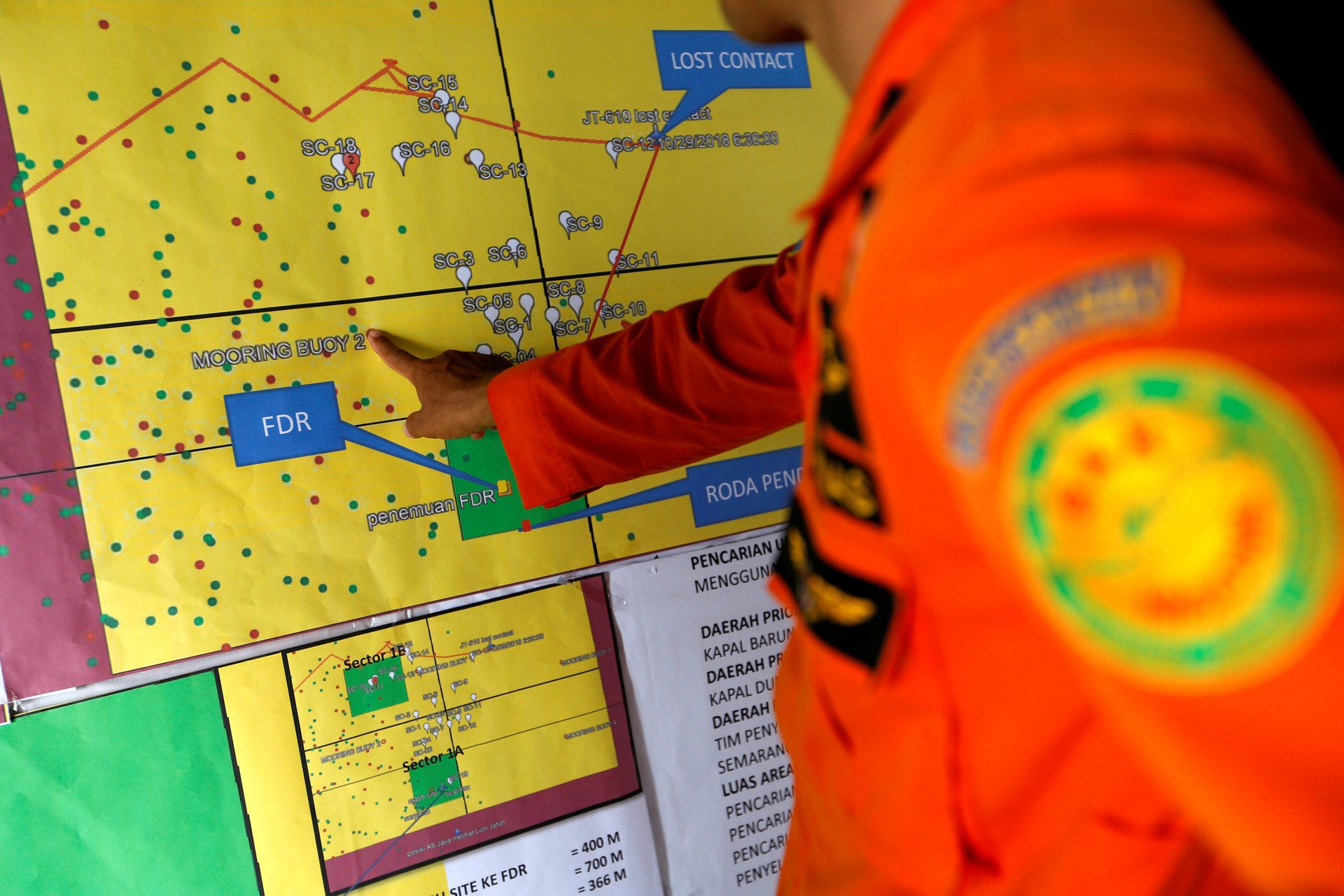  Um membro das equipas de resgate estuda o mapa de opera&ccedil;&otilde;es. Foto: Willy Kurniawan - Reuters 