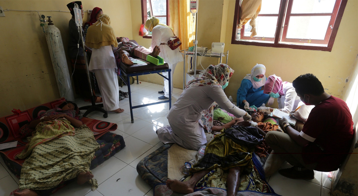  Em Meuredu, Pidie Jaya, uma das 15 mesquitas que colapsou devido ao sismo. 