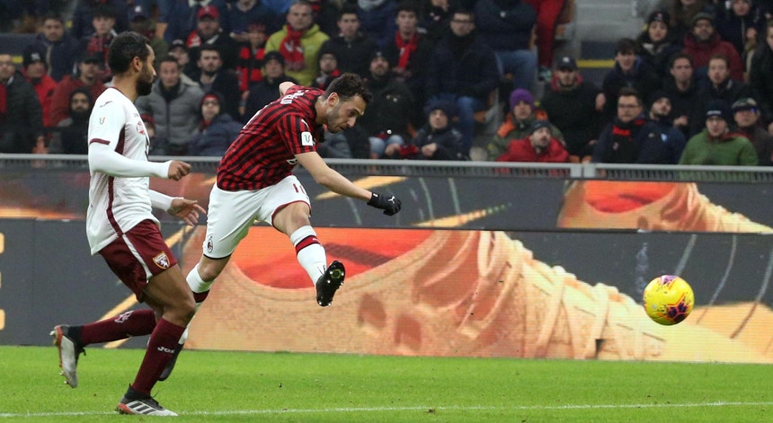 O pontapé dos  "rossoneri" foi mais certeiro e colocou-os nas meias-finais da Taça de Itália
