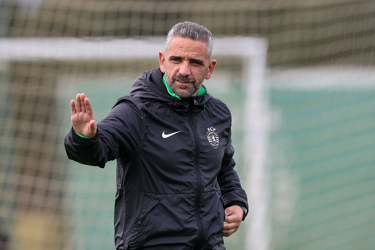 Sporting regressou ao trabalho com 10 `reforços` da B para colmatar 12 ausentes