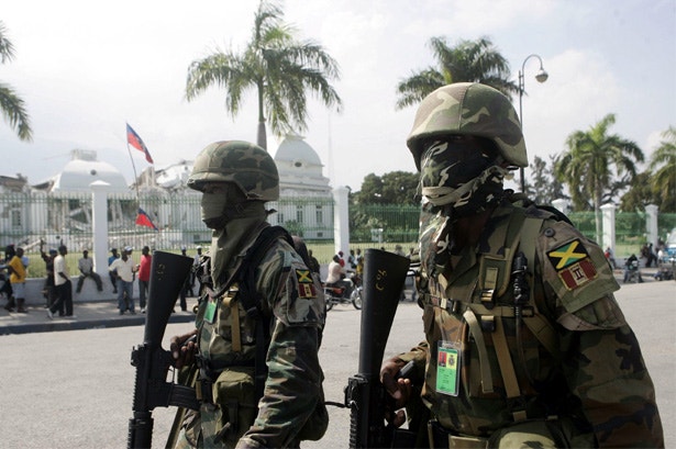  Soldados jamaicanos patrulham as imedia&ccedil;&otilde;es do Pal&aacute;cio Presidencial de Port-au-Prince 