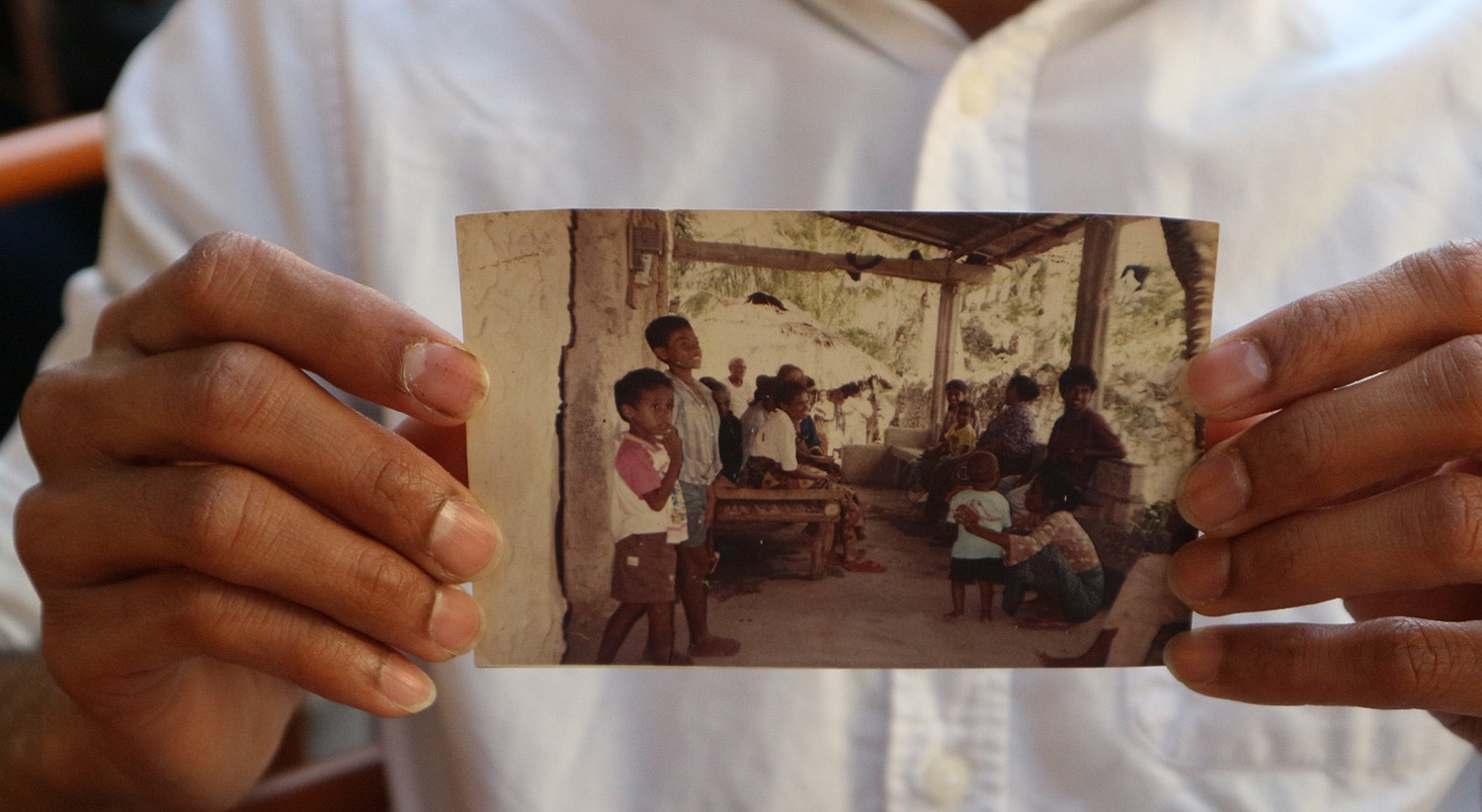  Recorda a inf&acirc;ncia em Timor. &Eacute; a crian&ccedil;a mais &agrave; esquerda. 