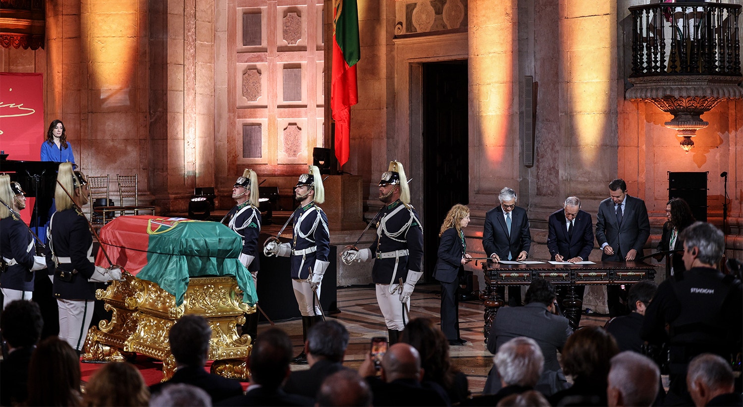  Assinado termo de sepultura de E&ccedil;a de Queiroz. | Foto: Lusa 