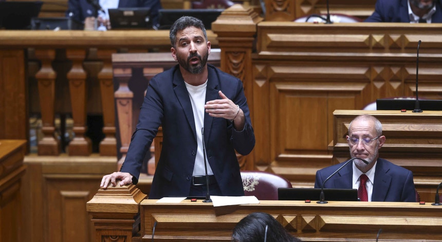 Imagem de Bloco de Esquerda vai propor comissão parlamentar de inquérito ao "caos" nos exames