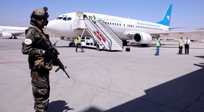 Os aviões têm estado sob vigilância no aeroporto Hamid Karzai, em Cabul
