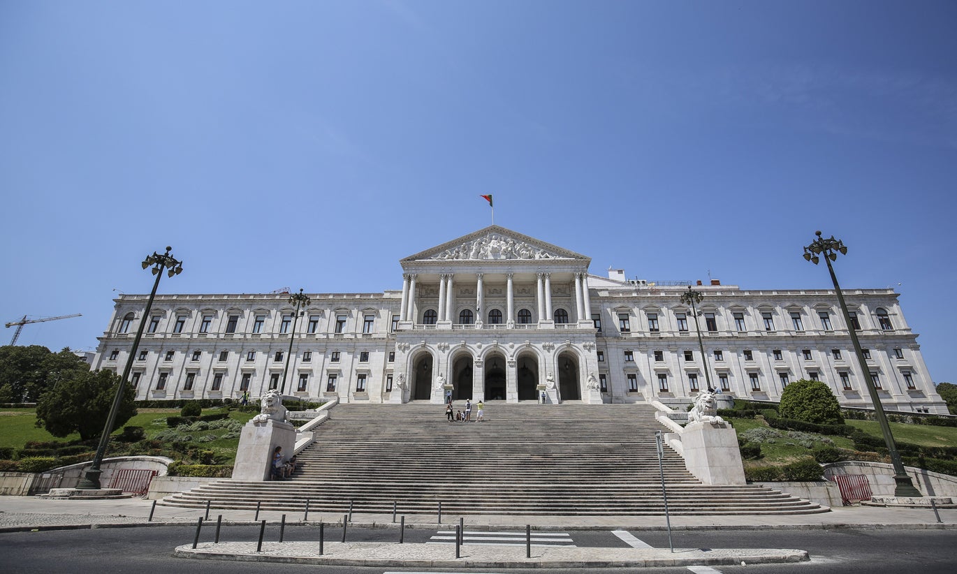 Parlamento aprova programa de voluntariado cívico-militar que permite carta de condução gratuita