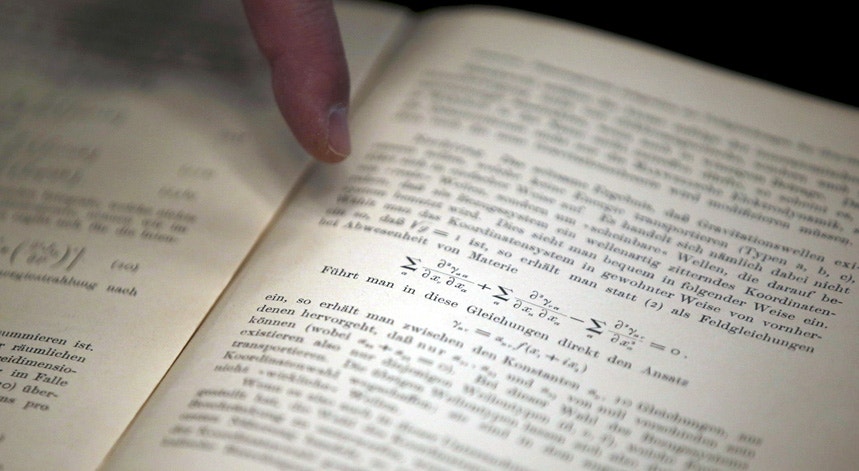 O texto original que aborda a hipótese da existência das ondas gravitacionais de Albert Einstein
