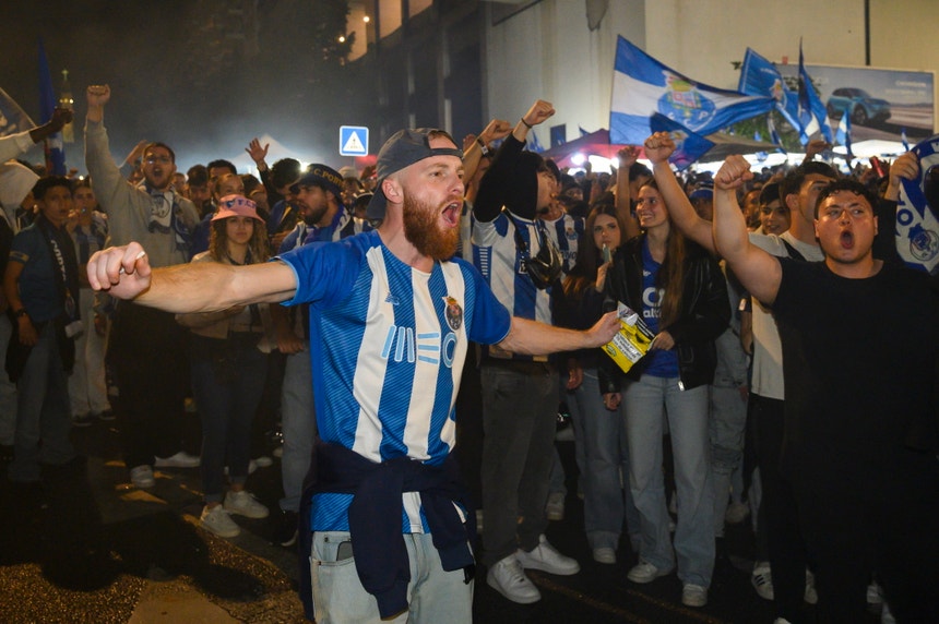 Festa portista alastra de dentro para fora do estádio