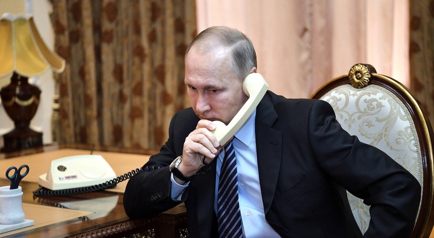 Em contacto telefónico com a chanceler alemã, o Presidente russo manifestou “séria preocupação” com a lei marcial na Ucrânia
